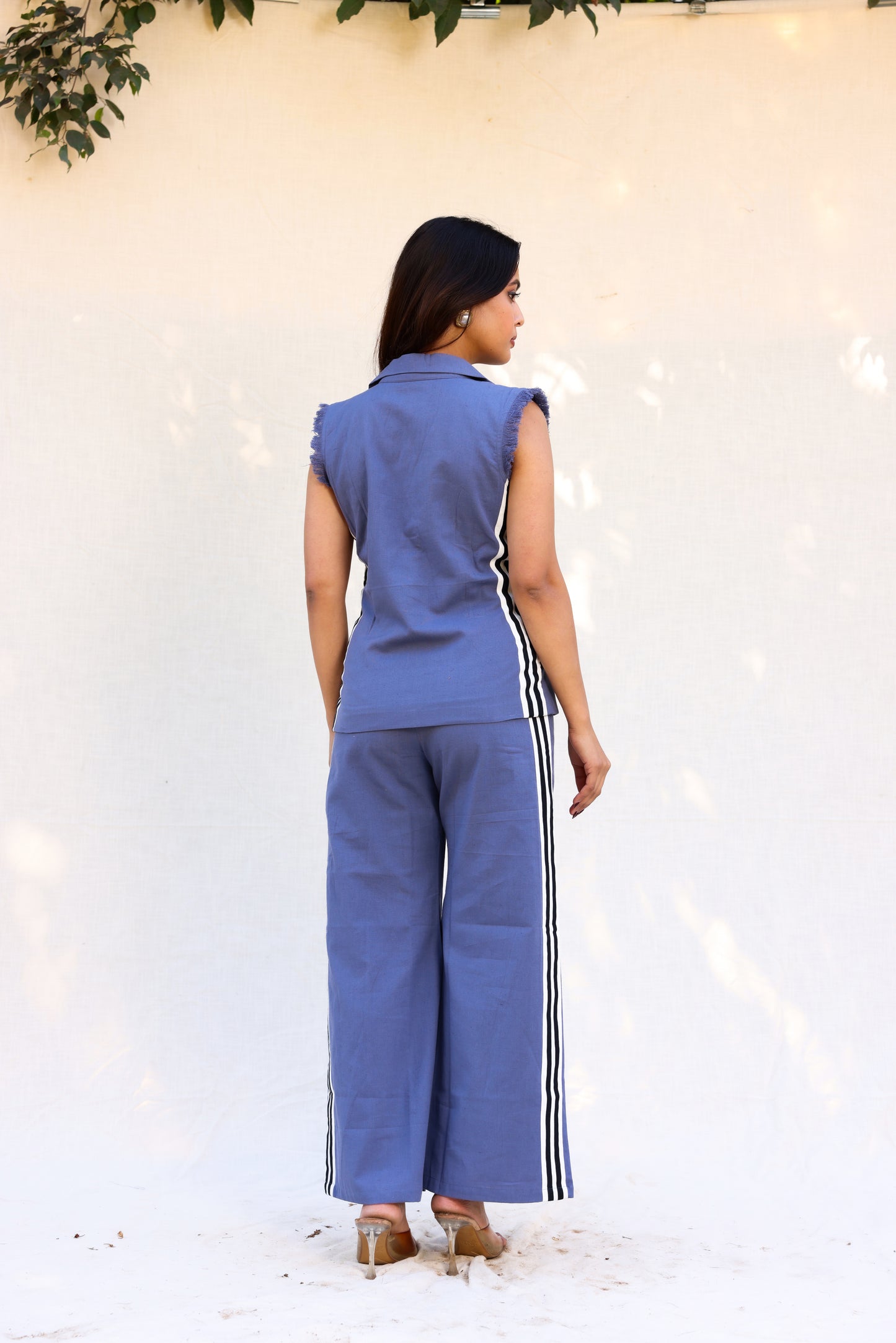 Sleeveless blazer with pants stripped on sides set
