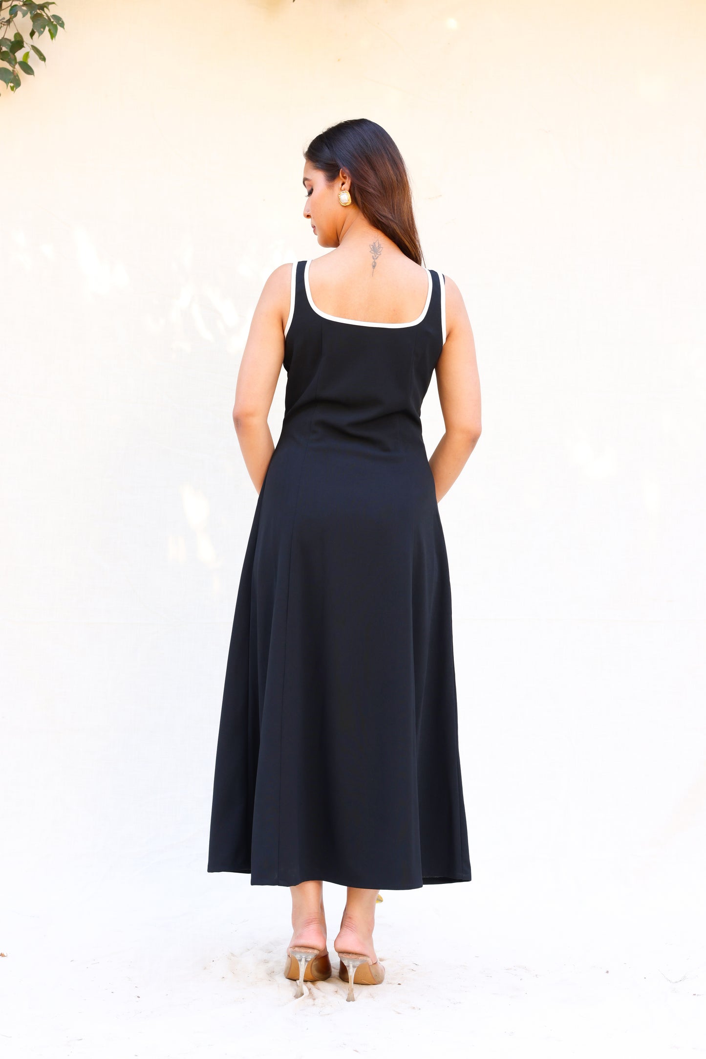 Contrast piping sleeveless dress