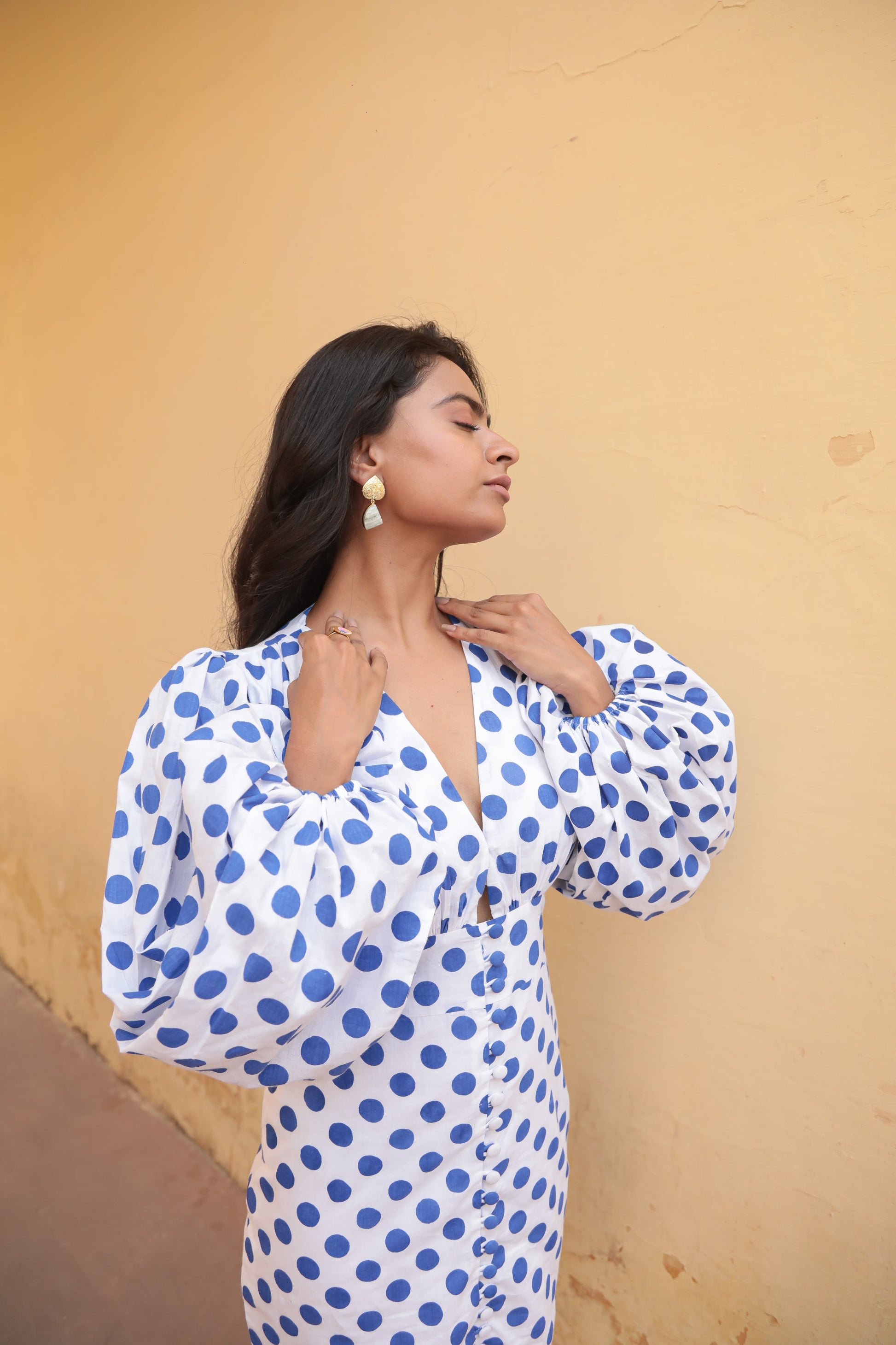 Blue polka deep V-neck bodycon dress – Moonstruck