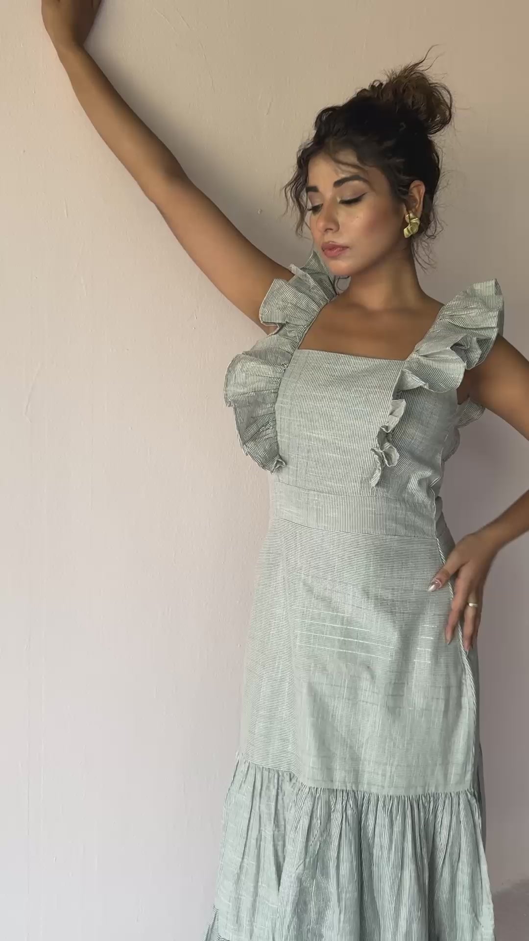 sleeveless midi dress